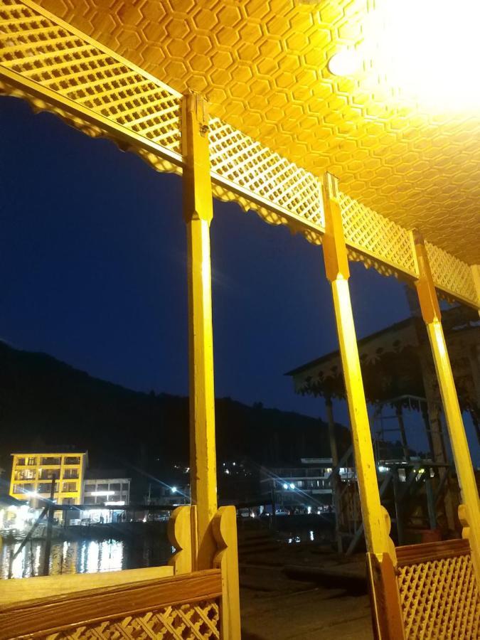 House Boat New Pala Palace Srinagar  Bagian luar foto