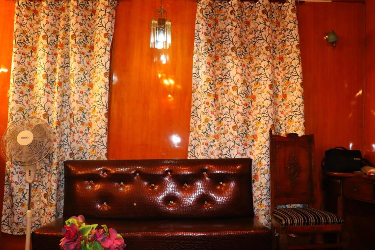House Boat New Pala Palace Srinagar  Bagian luar foto