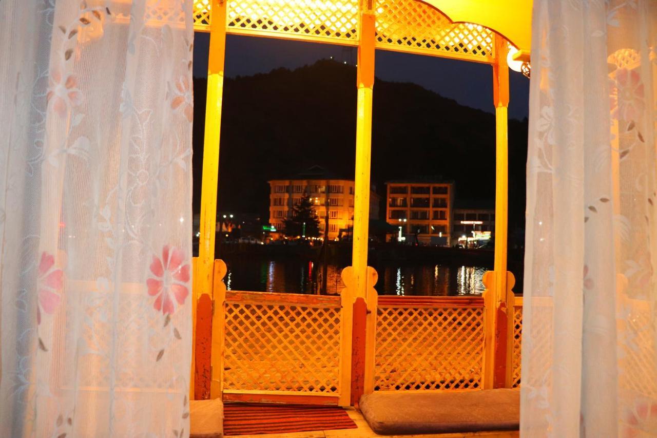 House Boat New Pala Palace Srinagar  Bagian luar foto