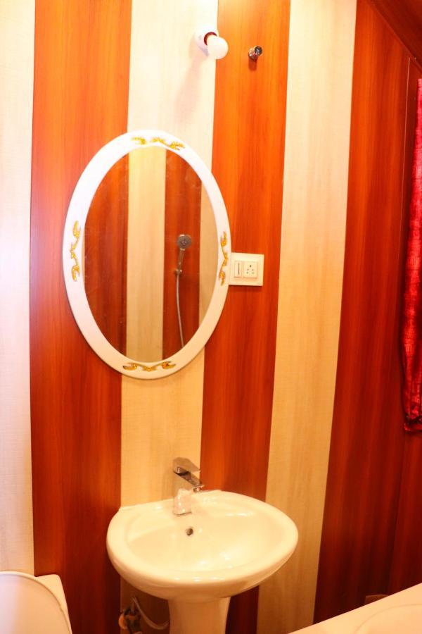 House Boat New Pala Palace Srinagar  Bagian luar foto