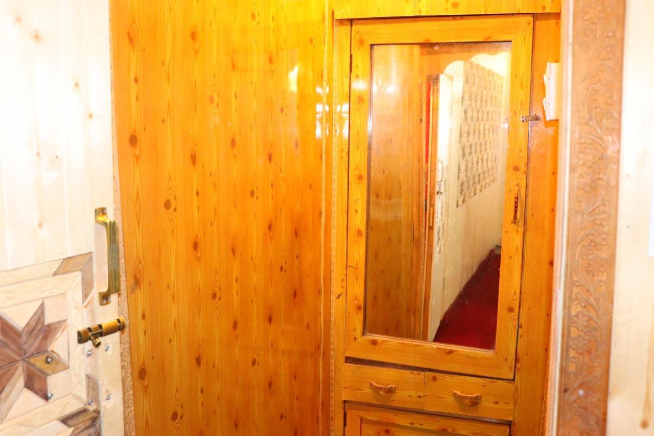 House Boat New Pala Palace Srinagar  Bagian luar foto