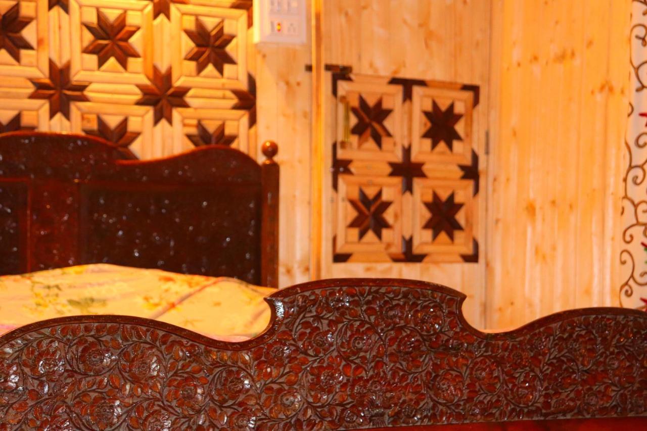 House Boat New Pala Palace Srinagar  Bagian luar foto