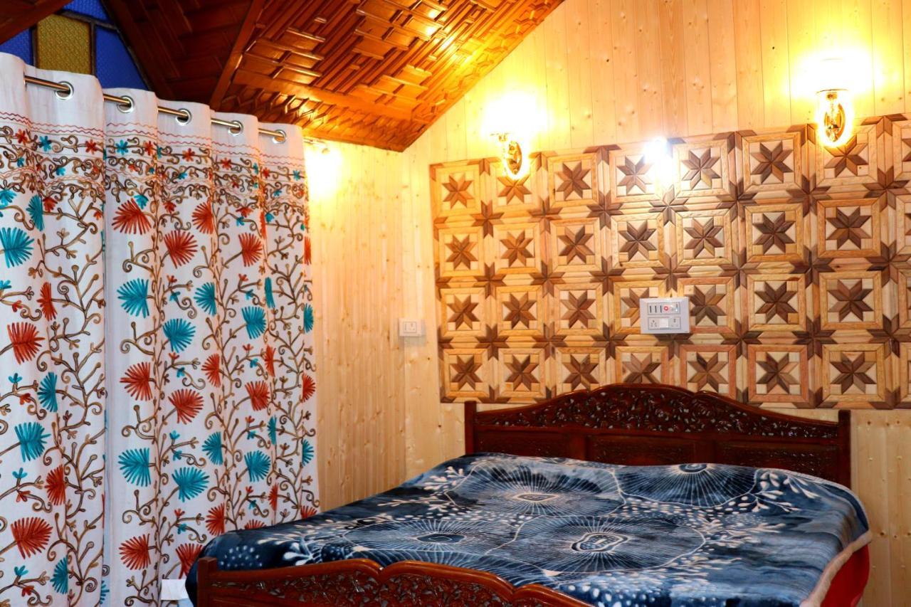 House Boat New Pala Palace Srinagar  Bagian luar foto