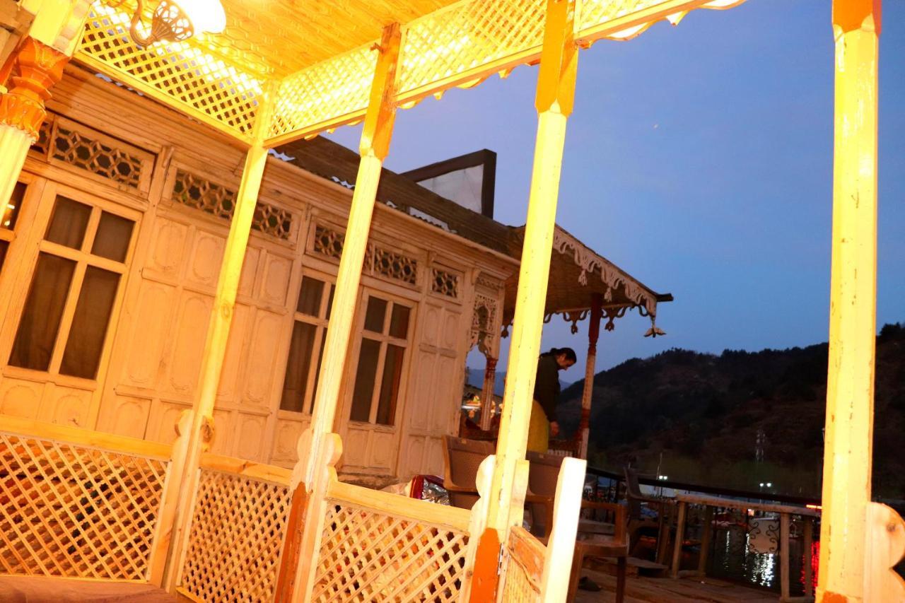 House Boat New Pala Palace Srinagar  Bagian luar foto