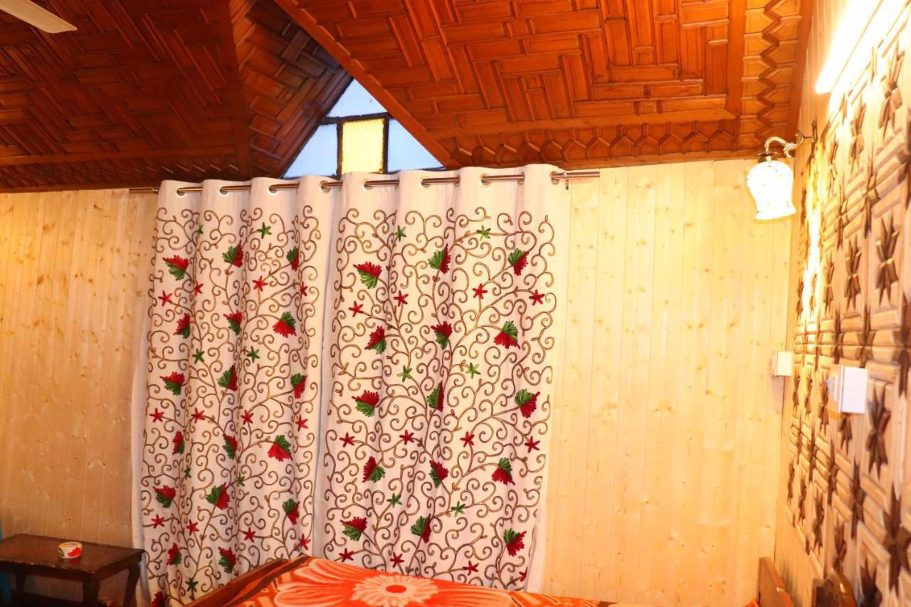 House Boat New Pala Palace Srinagar  Bagian luar foto