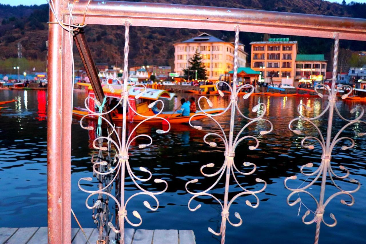 House Boat New Pala Palace Srinagar  Bagian luar foto