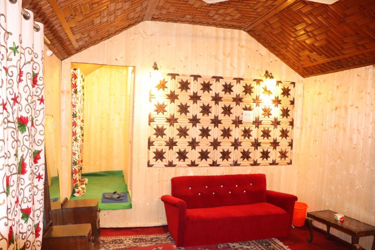 House Boat New Pala Palace Srinagar  Bagian luar foto