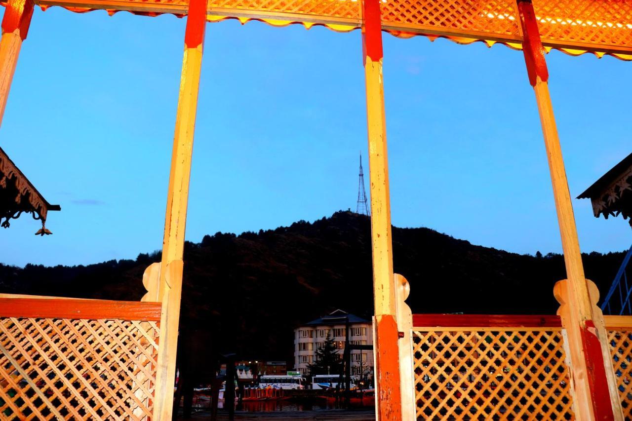House Boat New Pala Palace Srinagar  Bagian luar foto