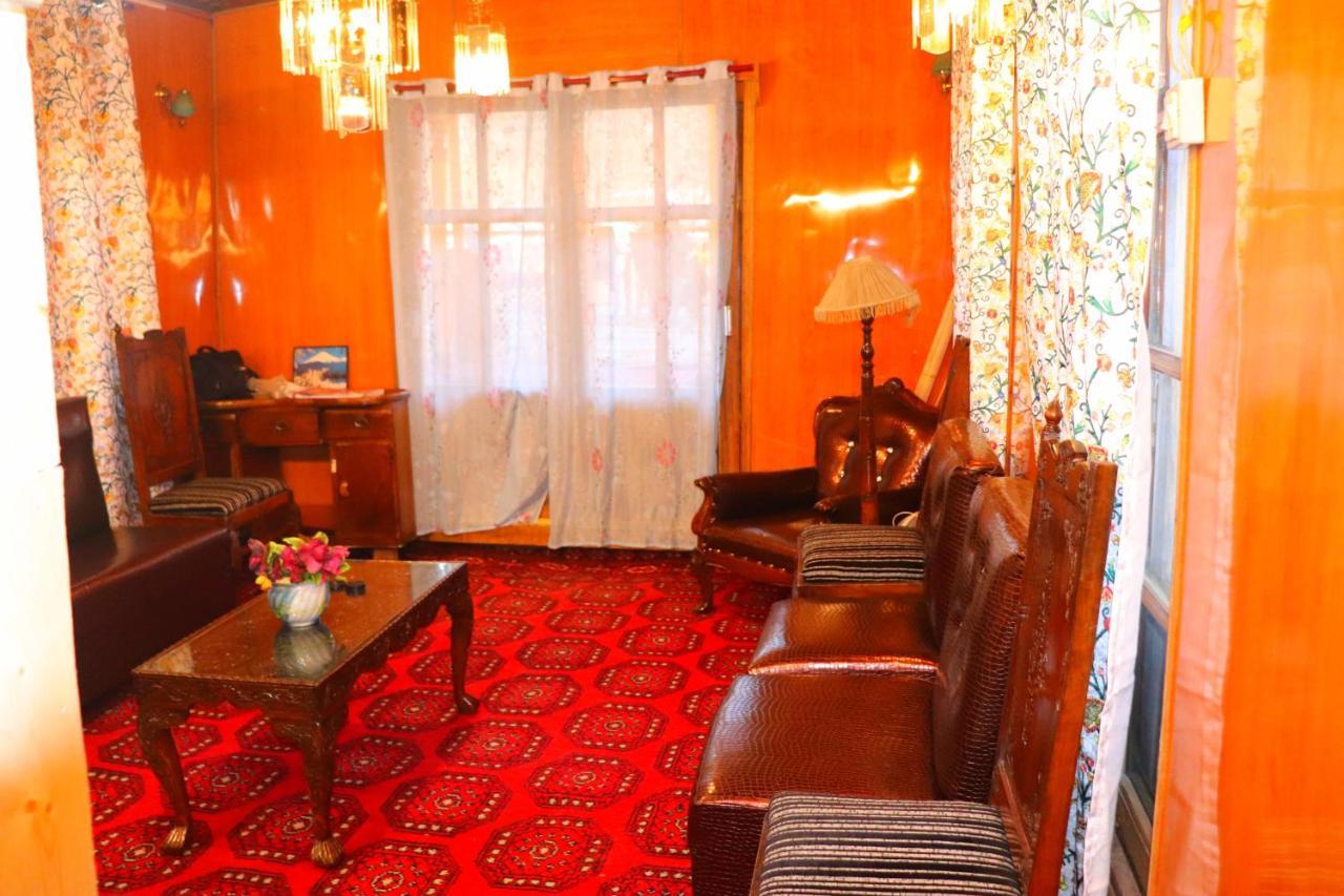 House Boat New Pala Palace Srinagar  Bagian luar foto