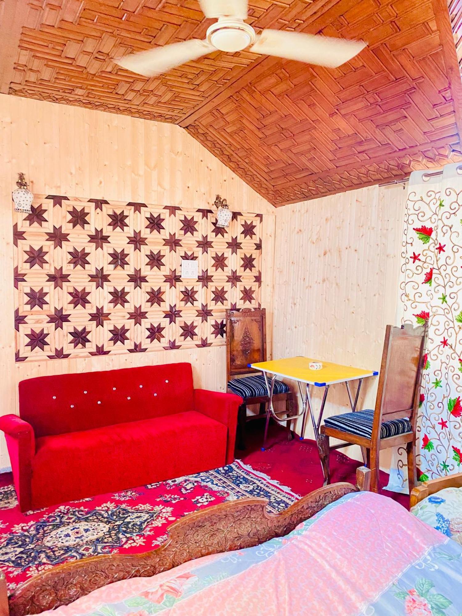 House Boat New Pala Palace Srinagar  Bagian luar foto