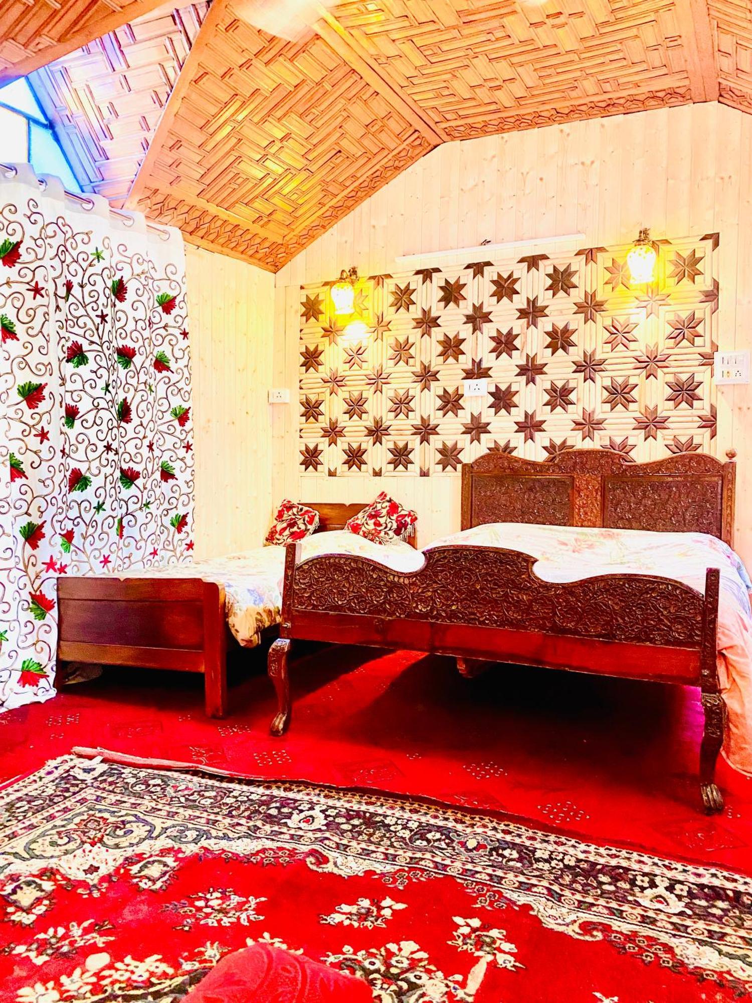 House Boat New Pala Palace Srinagar  Bagian luar foto