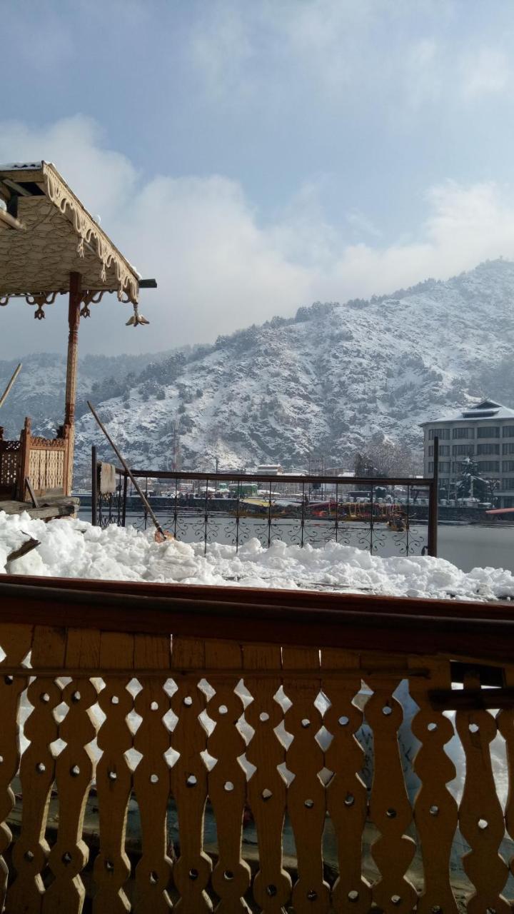House Boat New Pala Palace Srinagar  Bagian luar foto