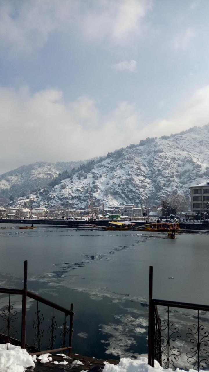 House Boat New Pala Palace Srinagar  Bagian luar foto